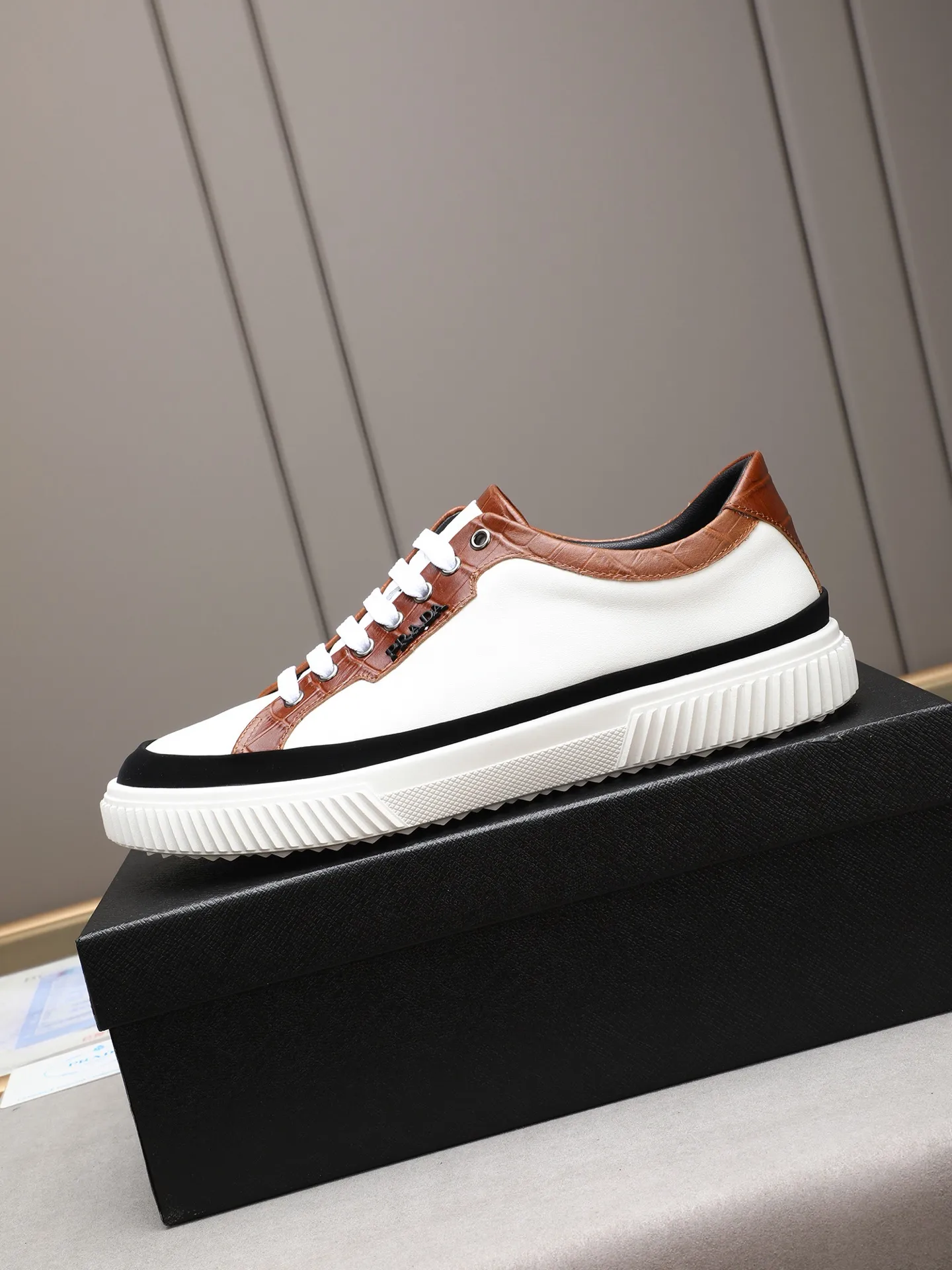 Men's shoes💰420💰 Brand: PRADA (Prada) Standard code: Men's code 38–44 (45 can be customized) Material: Original cowhide, breathable sheep lining Special outsole Style category: Men's fashionable casual sneakers Low-key luxury! Color: actual picture color